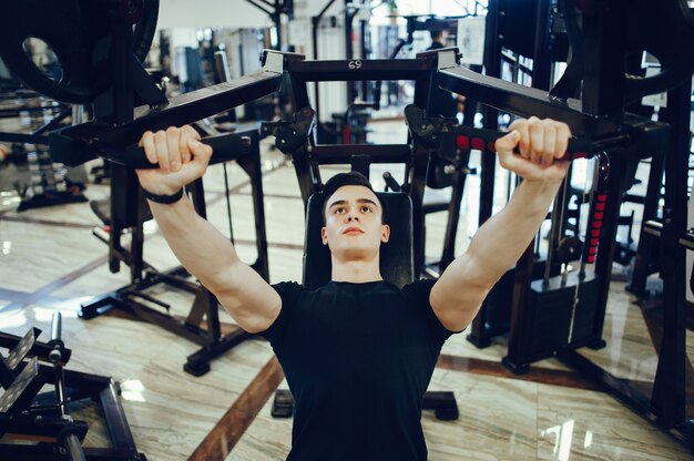 Hombre de deportes en un gimnasio de mañana