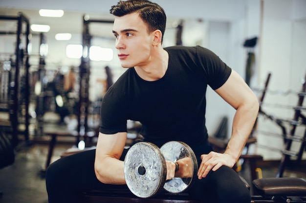 Hombre de deportes en un gimnasio de mañana