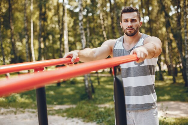 Hombre de deportes en un parque de verano por la mañana