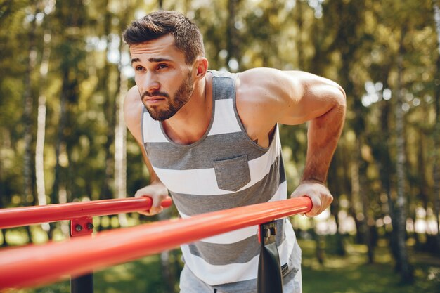 Hombre de deportes en un parque de verano por la mañana