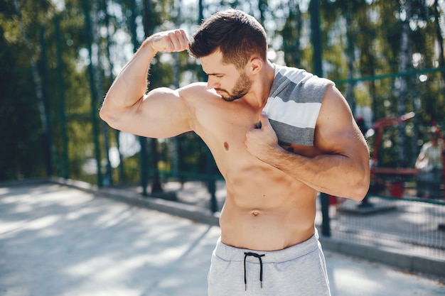 Hombre de deportes en un parque de verano por la mañana