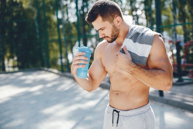 Hombre de deportes en un parque de verano por la mañana