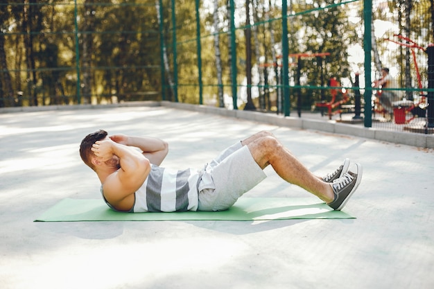 Hombre de deportes en un parque de verano por la mañana