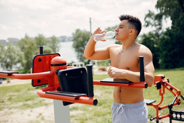 Hombre de deportes en un parque de verano por la mañana