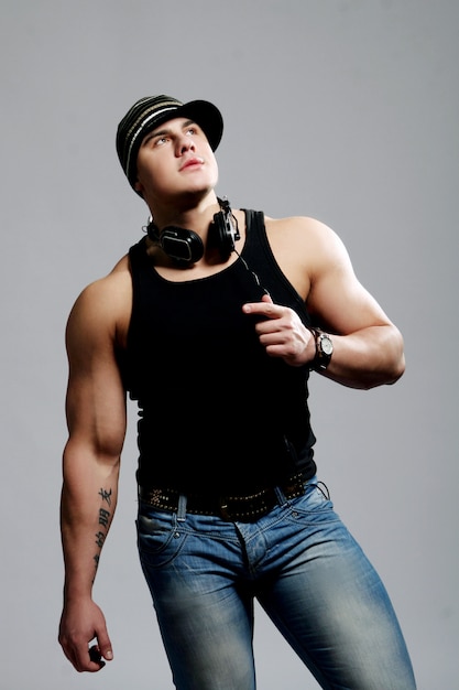 Foto gratuita hombre deportista con grandes músculos con auriculares