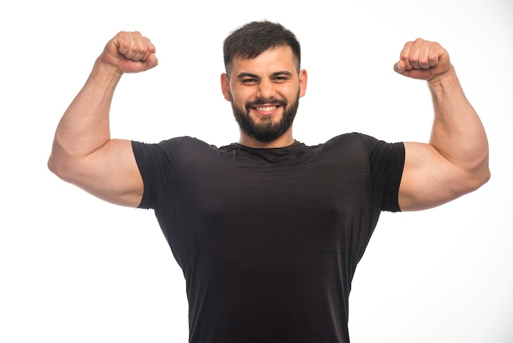 Foto gratuito hombre deportivo con camisa negra que se siente fuerte.