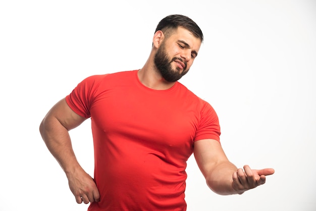 Hombre deportivo de camisa roja.