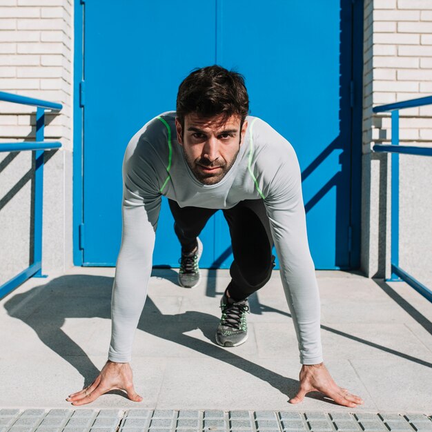 Hombre deportivo comenzando a correr