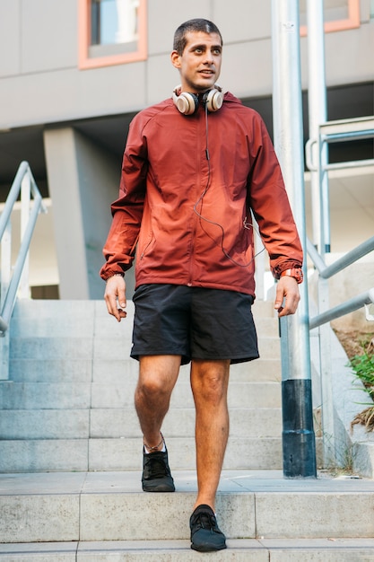 Hombre deportivo en entorno urbano