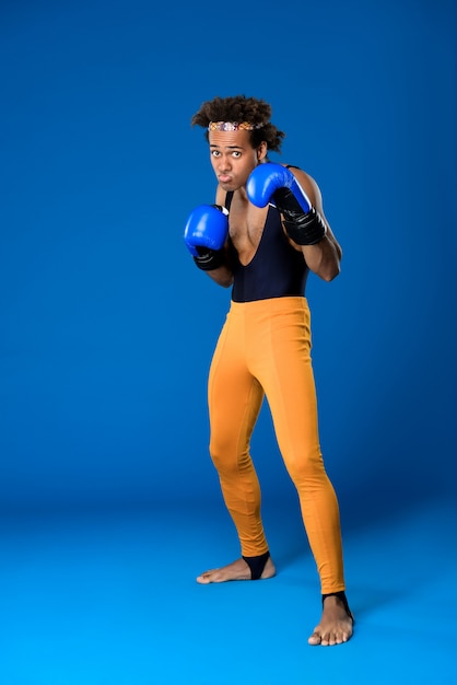 Foto gratuita hombre deportivo en entrenamiento de guantes de boxeo