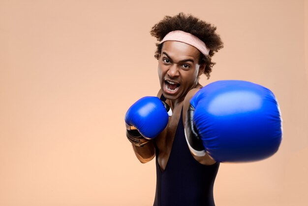 Hombre deportivo en entrenamiento de guantes de boxeo