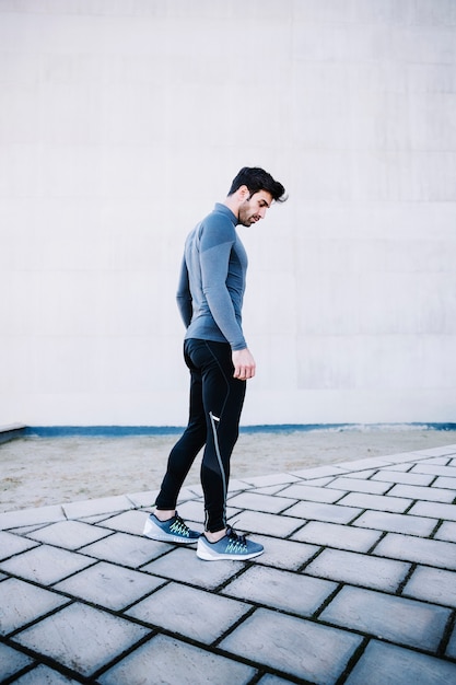 Hombre deportivo entrenando en la calle