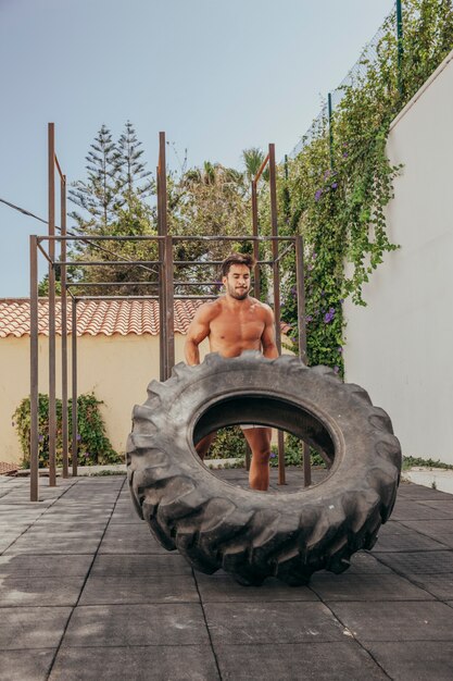 Hombre deportivo levantando rueda