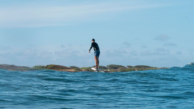 Hombre deportivo surfeando en hawaii