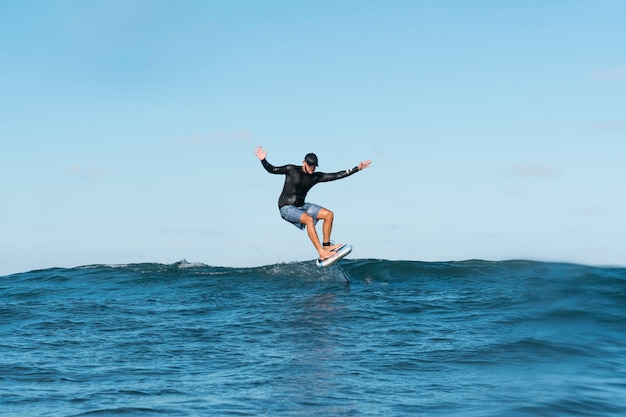 Hombre deportivo surfeando en hawaii