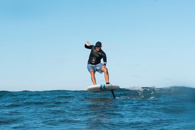 Hombre deportivo surfeando en hawaii