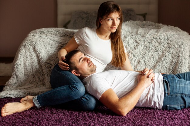 Hombre descansando y mujer mirando a otro lado