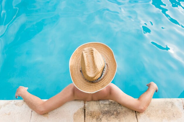 Hombre descansando en la piscina