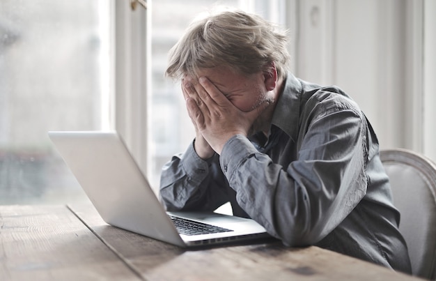 Hombre desesperado en la computadora