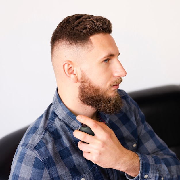 Hombre después de un corte de pelo fresco y cuidado de la barba