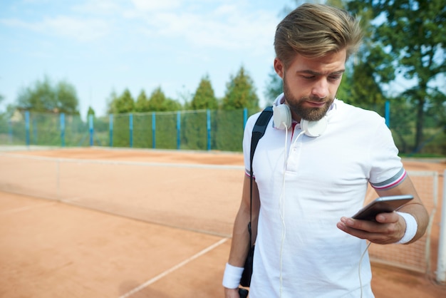 Hombre después del partido de tenis terminado