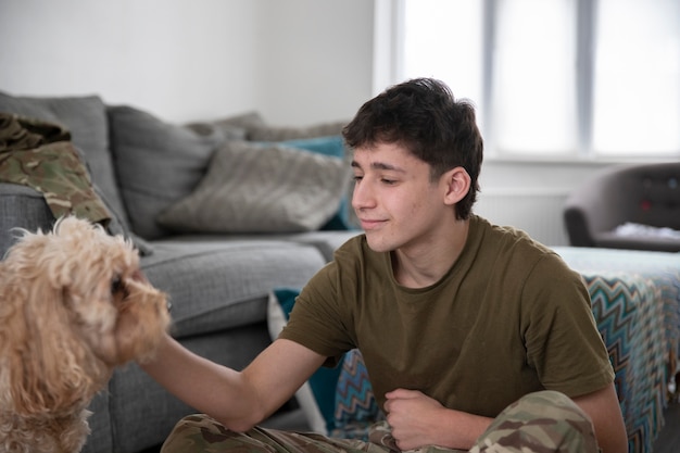 Foto gratuita hombre diciendo adiós a su perro