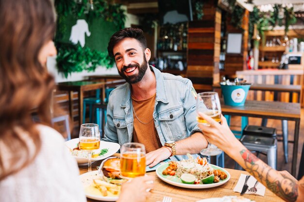 Hombre con diferentes platos de comida