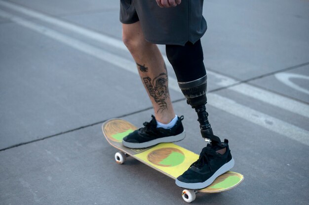 Hombre con discapacidad en la pierna patinando en la ciudad