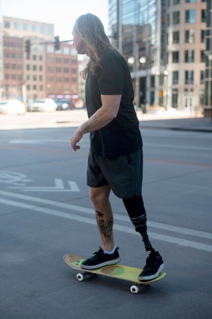 Hombre con discapacidad en la pierna patinando en la ciudad