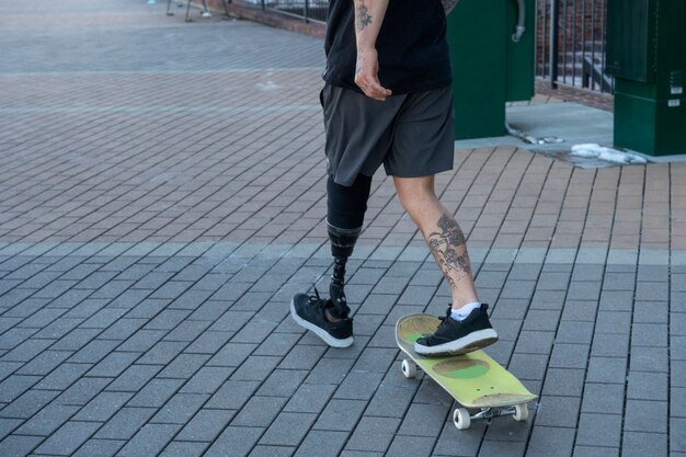 Hombre con discapacidad en la pierna patinando en la ciudad