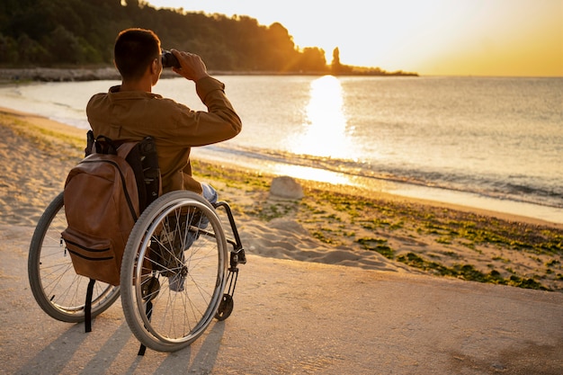 Hombre discapacitado de disparo completo con binoculares