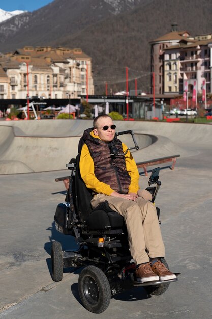 Hombre discapacitado sonriente de tiro completo al aire libre