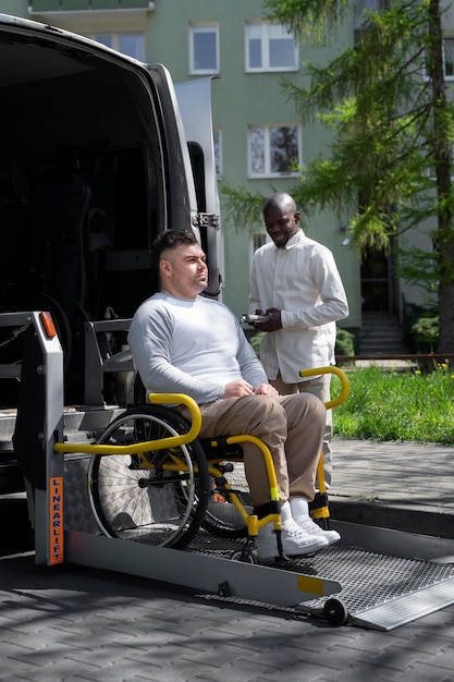 Foto gratuita hombre discapacitado de tiro completo en silla de ruedas