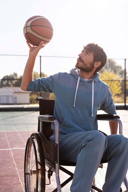 Hombre discapacitado de tiro medio con bola