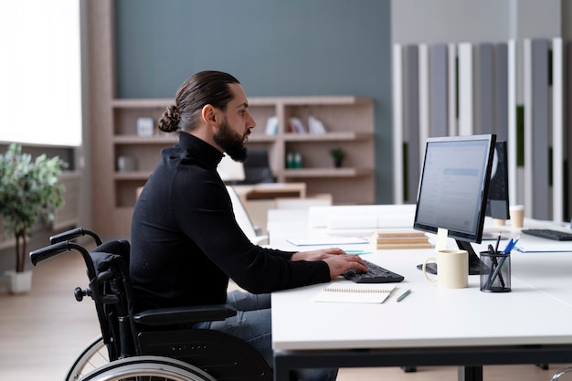 Foto gratuita hombre discapacitado de tiro medio en el trabajo