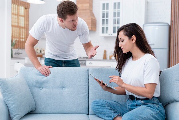 Hombre discutiendo con su novia adicta a internet