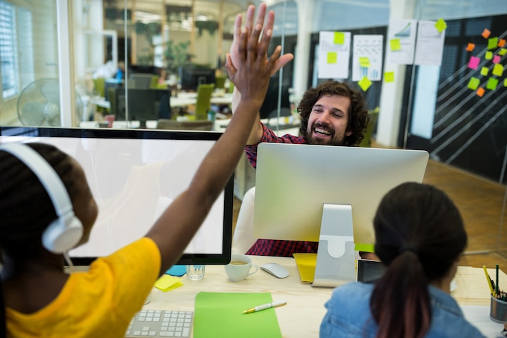 Foto gratuito hombre diseñador gráfico dando de alta de cinco a su compañero de trabajo