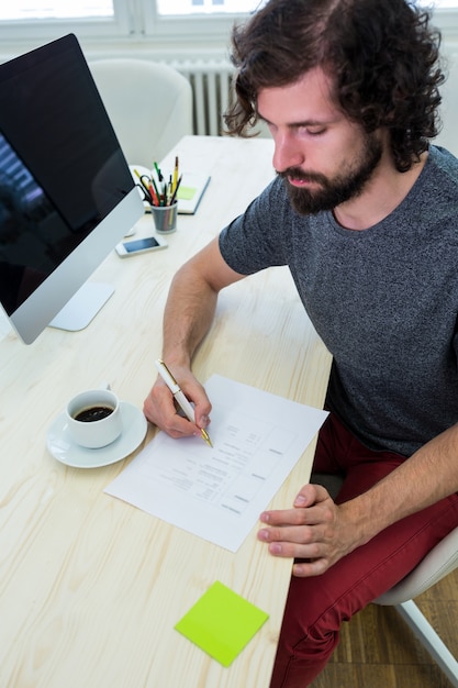 Hombre diseñador gráfico llenar un formulario