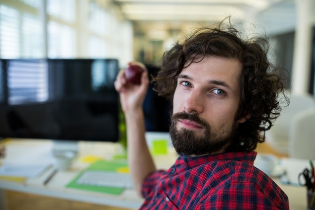 Hombre diseñador gráfico sentado en la oficina