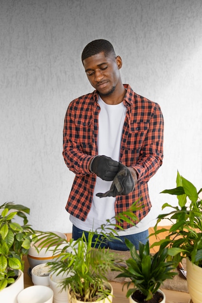 Foto gratuita hombre disfrutando de la agricultura de interior