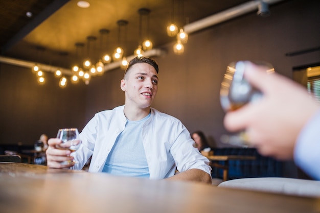 Foto gratuita hombre disfrutando de las bebidas en el restaurante