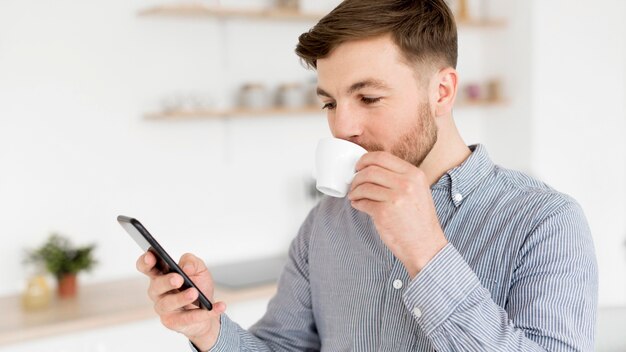 Hombre disfrutando de café mientras bebe café