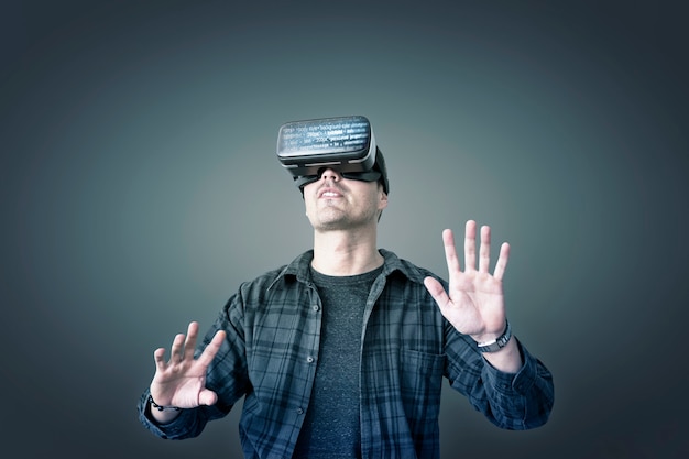 Foto gratuita hombre disfrutando de un casco de realidad virtual