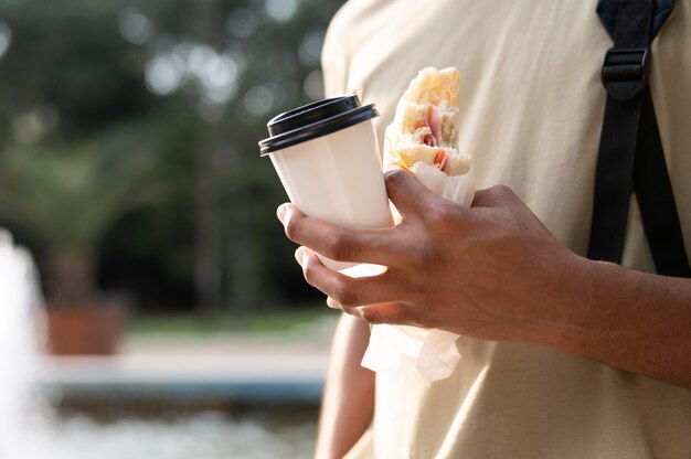 Hombre disfrutando de comida para llevar