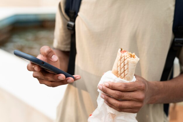 Hombre disfrutando de comida para llevar