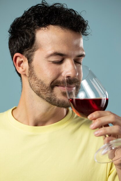 Hombre disfrutando de una copa de vino tinto