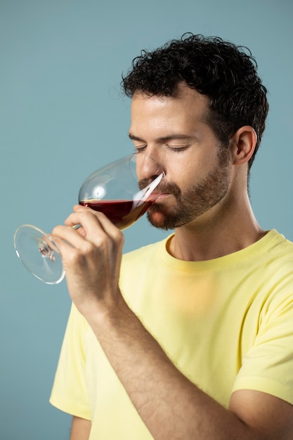 Hombre disfrutando de una copa de vino tinto