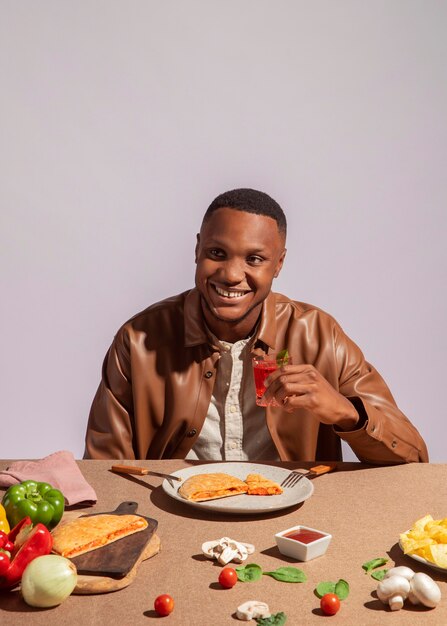 Hombre disfrutando de una deliciosa comida italiana