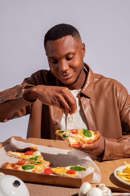 Hombre disfrutando de una deliciosa comida italiana