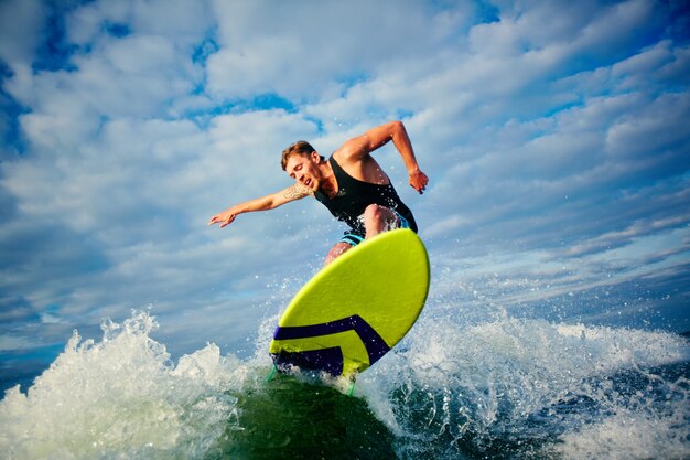 Hombre disfrutando de deportes de agua